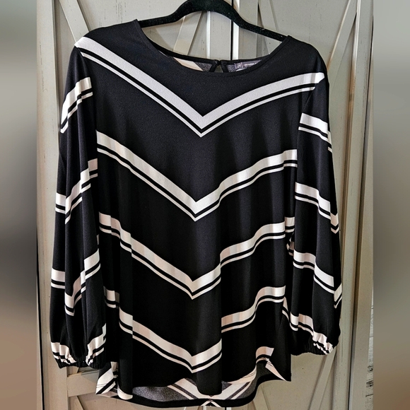 Adrianna Papell Black and Cream Chevron Blouse Large - Picture 1 of 3